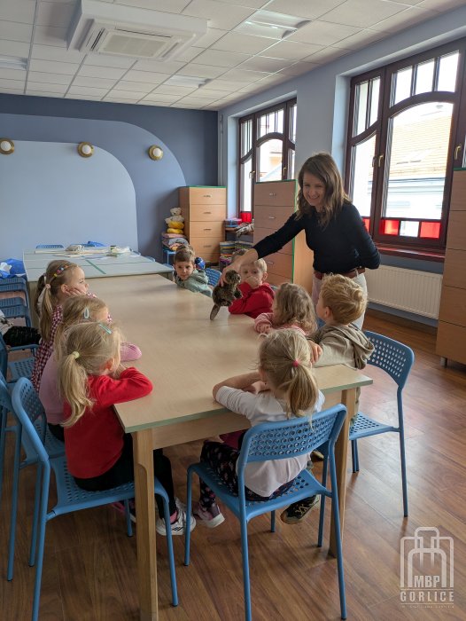 Biblioteka Gorlice, Mała książka Wielki człowiek Prelegentka pokazuje dzieciom maskotę bobra